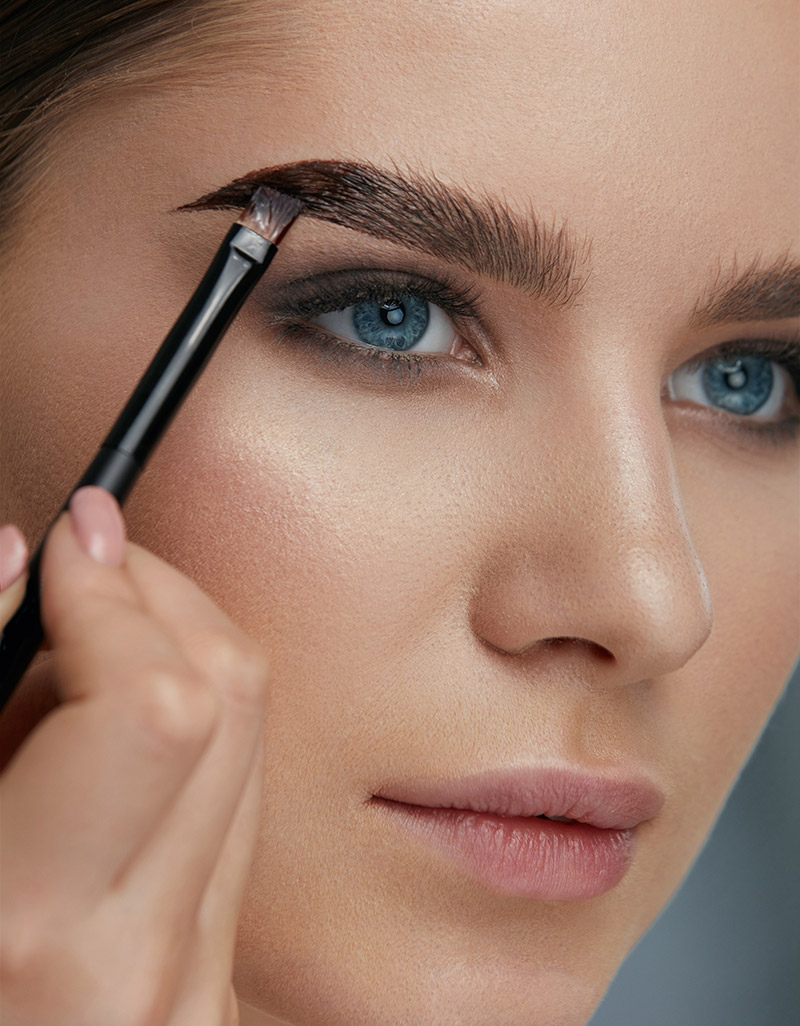 Eyelashes and brows: colouring them at home
