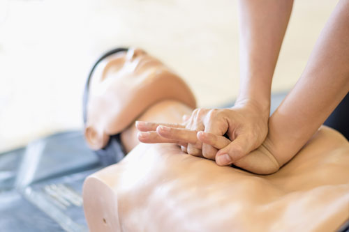 First aid and CPR training Would you like to acquire additional resuscitation skills? Training for first aid, CPR, and defibrillation using an AED will enable you to take proper action when a person is in distress. This training is provided in Quebec by more than 4000 qualified instructors by the Heart and Stroke Foundation. Training typically includes classic CPR, using chest compressions combined with artificial respiration. 