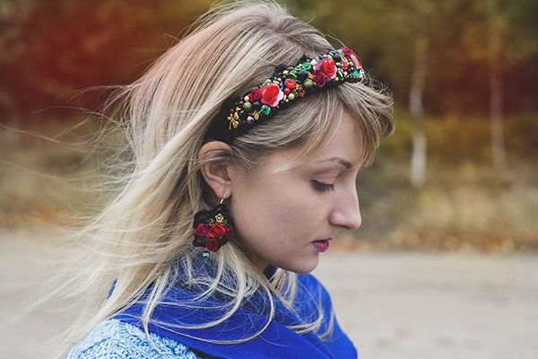 Haute couture ou minimaliste, le bandeau se décline à volonté