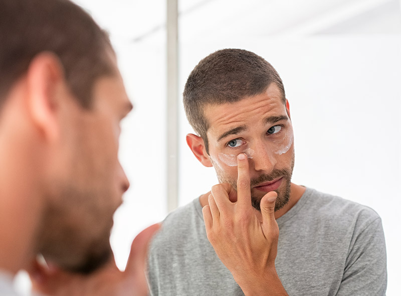 On se sert d'un soin spécifique pour le contour des yeux