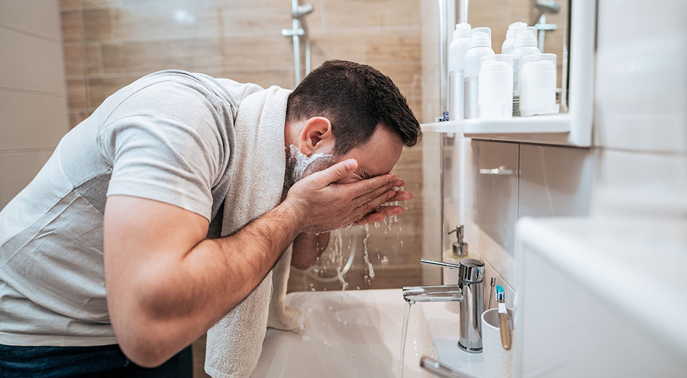 Utiliser de l’eau chaude facilite le rasage