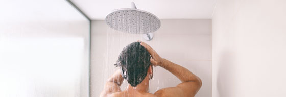 On s’assure de ne pas frotter notre cuir chevelu trop vigoureusement sous la douche.