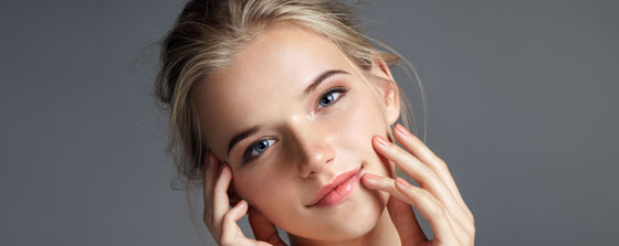THE GLOSSY NUDE LIP