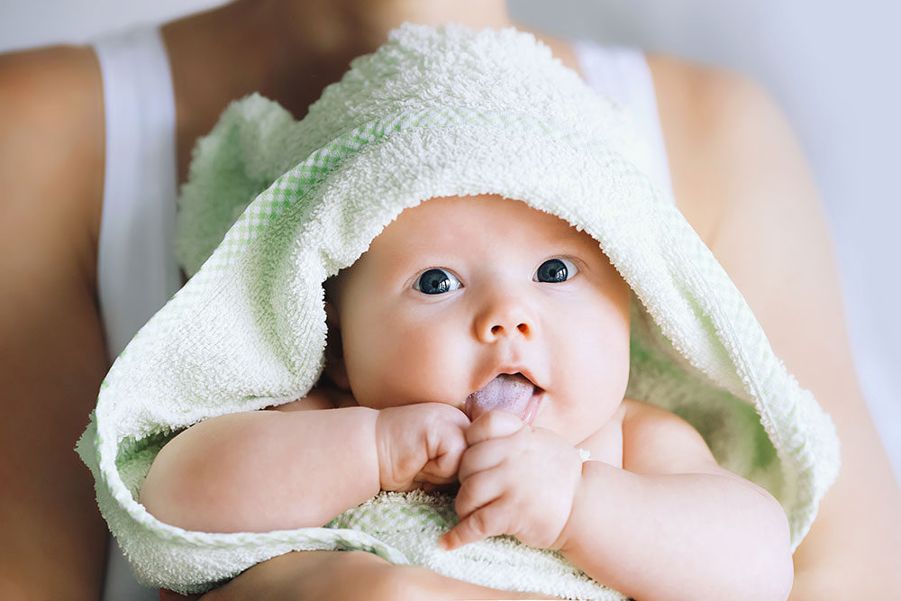 fréquence doit-on donner un bain à bébé