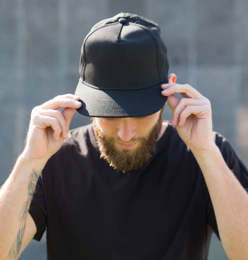 Porter un chapeau ou une casquette cause la perte des cheveux.