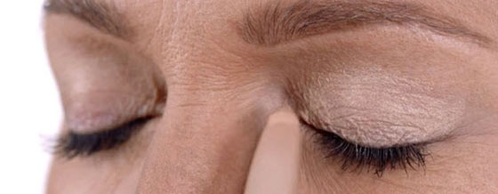 Start off by applying some cream eye shadow on your upper eyelid.