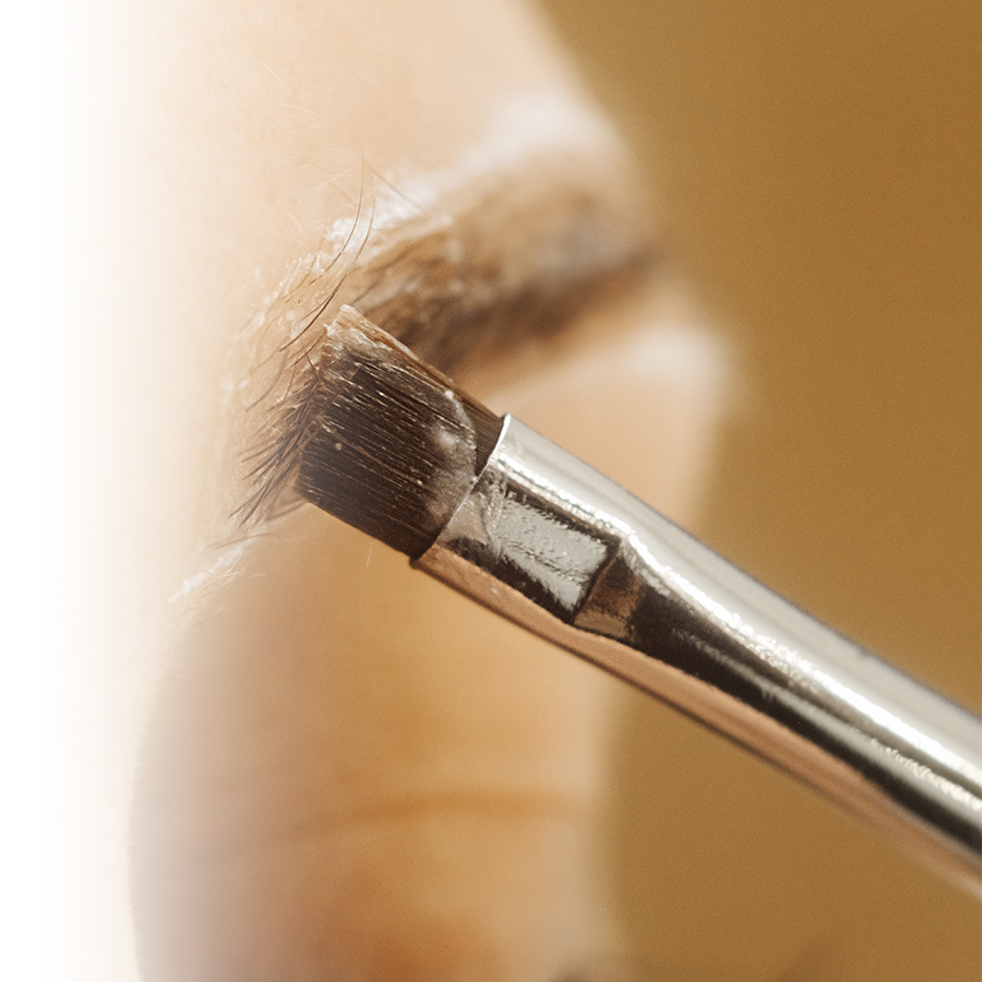 Eyelashes and brows: colouring them at home