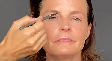 On remplit nos sourcils avec un fard léger