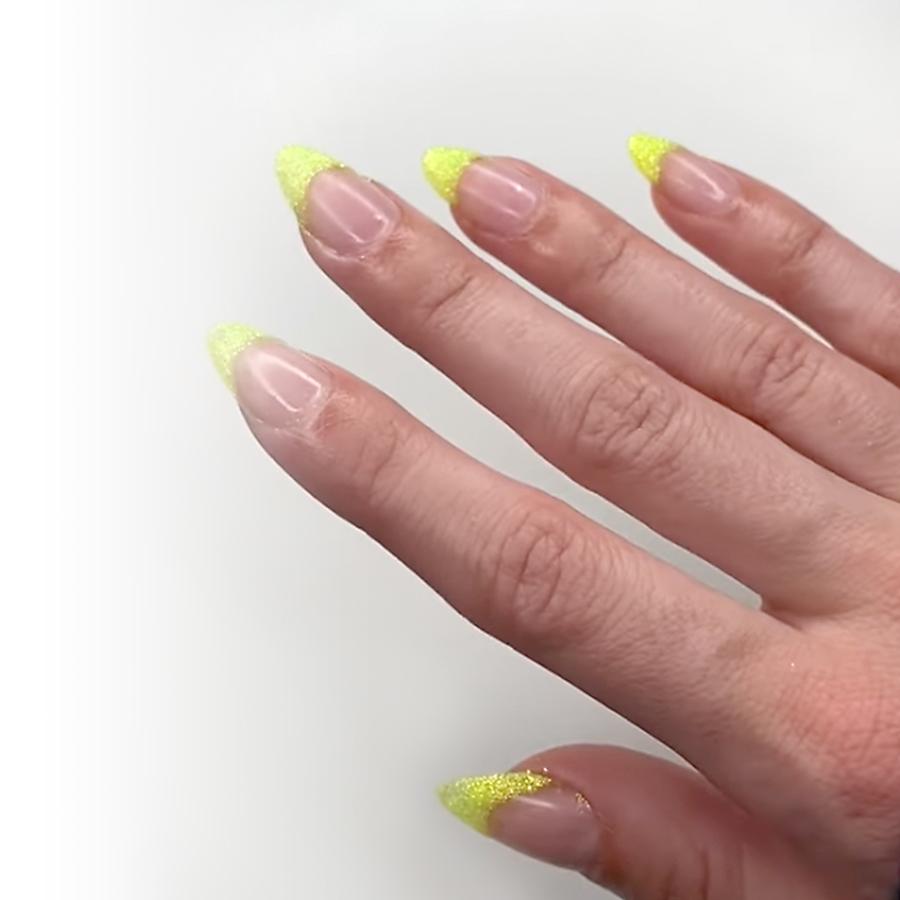 Une manucure d'été avec Nail Creation