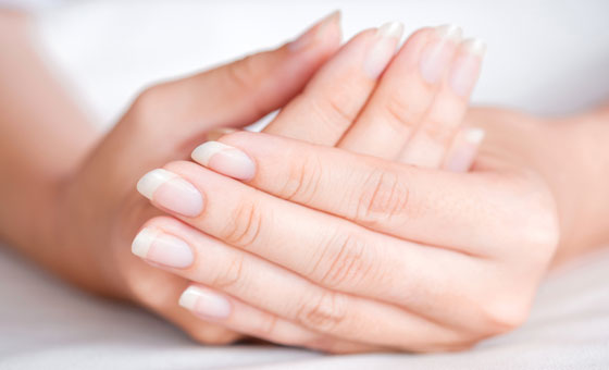 Soigner les ongles cassants, dédoublés, striés et fragilisés : le