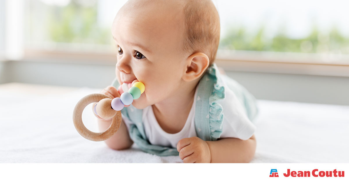 Poussée dentaire bébé - Bébé fait ses dents - Première dent bébé